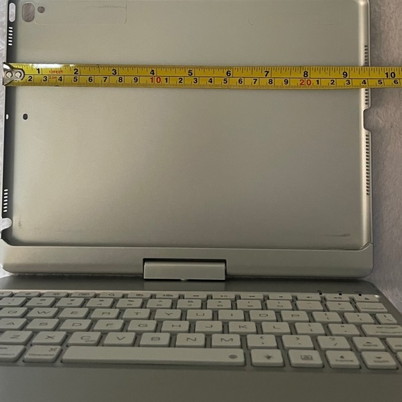 NEW Silver Tablet/iPad Case With Wireless Bluetooth Keyboard - Picture 7 of 8